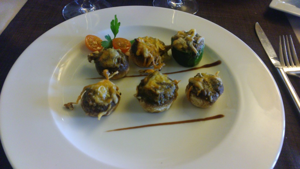 Champiñones rellenos de calabacín y unos calabacines rellenos de champiñón. Casa Pardina Alquezar