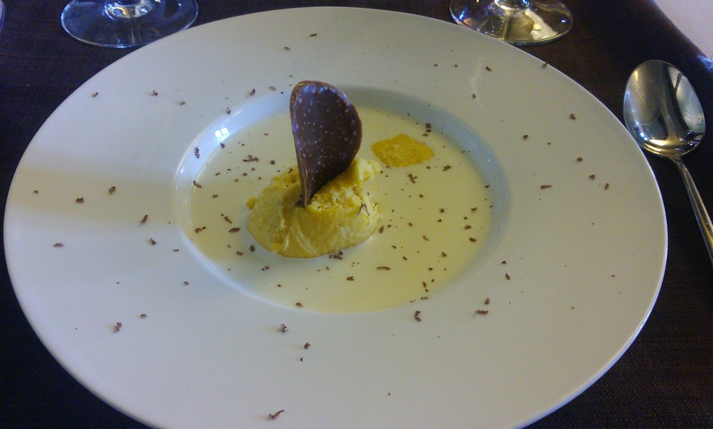 La sopa de chocolate blanco con helado de mango. Casa Pardina Alquezar
