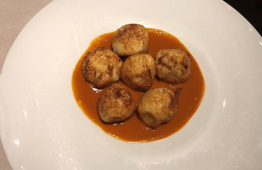 buñuelos de bacalao con salsa  vizcaína-Restaurante La Raquetista