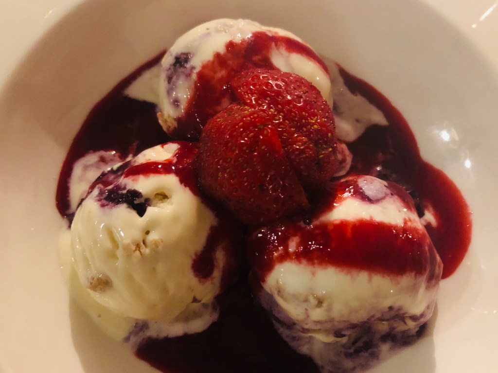 Helado de queso con coulis de fresa-Restaurante Masena-Jávea