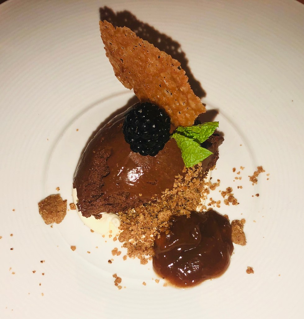 Mousse de chocolate belga simplemente con crema de praliné y crocante de avellanas,-Restaurante Masena-Jávea