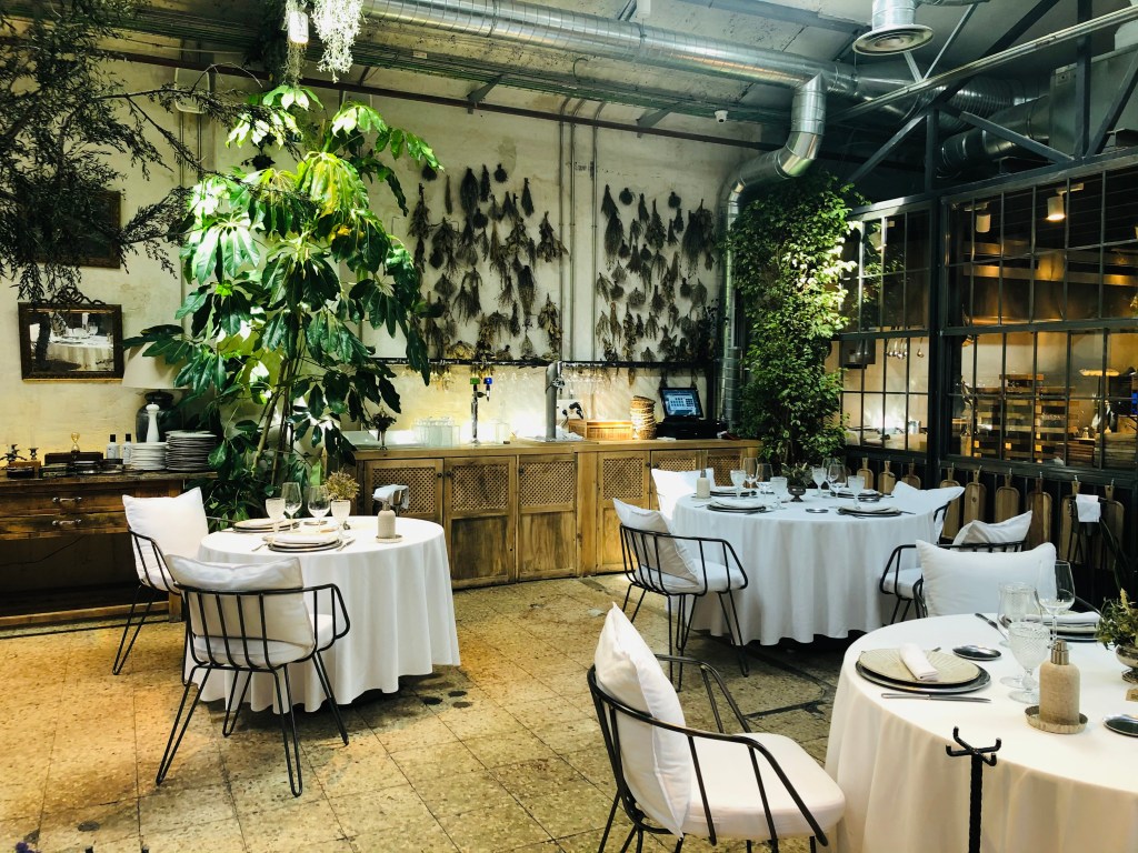 Sala con detalle aparador al fondo-Restaurante Ovillo