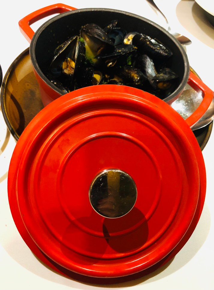 Clochinas con salsa brava-Restaurante Salino