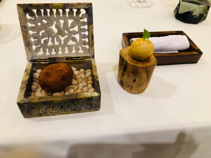El buñuelo de oreja,  y la Croqueta de cocido y jamón-Restaurante Dama Juana-Jaén