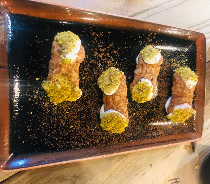 Cannoli siciliani son unos canutillos rellenos de ricotta dulce con cacao amargo y pistacho. Gastrobar Gustazio