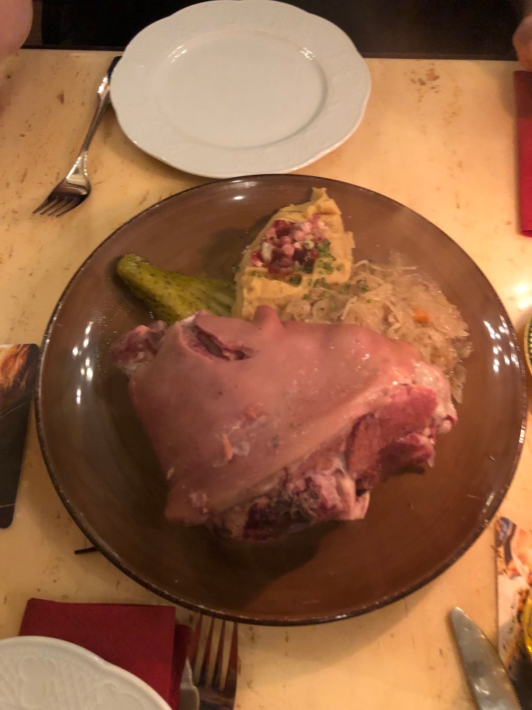 Codillo con choucroute y puré de patata-Restaurante ZUR GERICHTLAUBE-Berlin