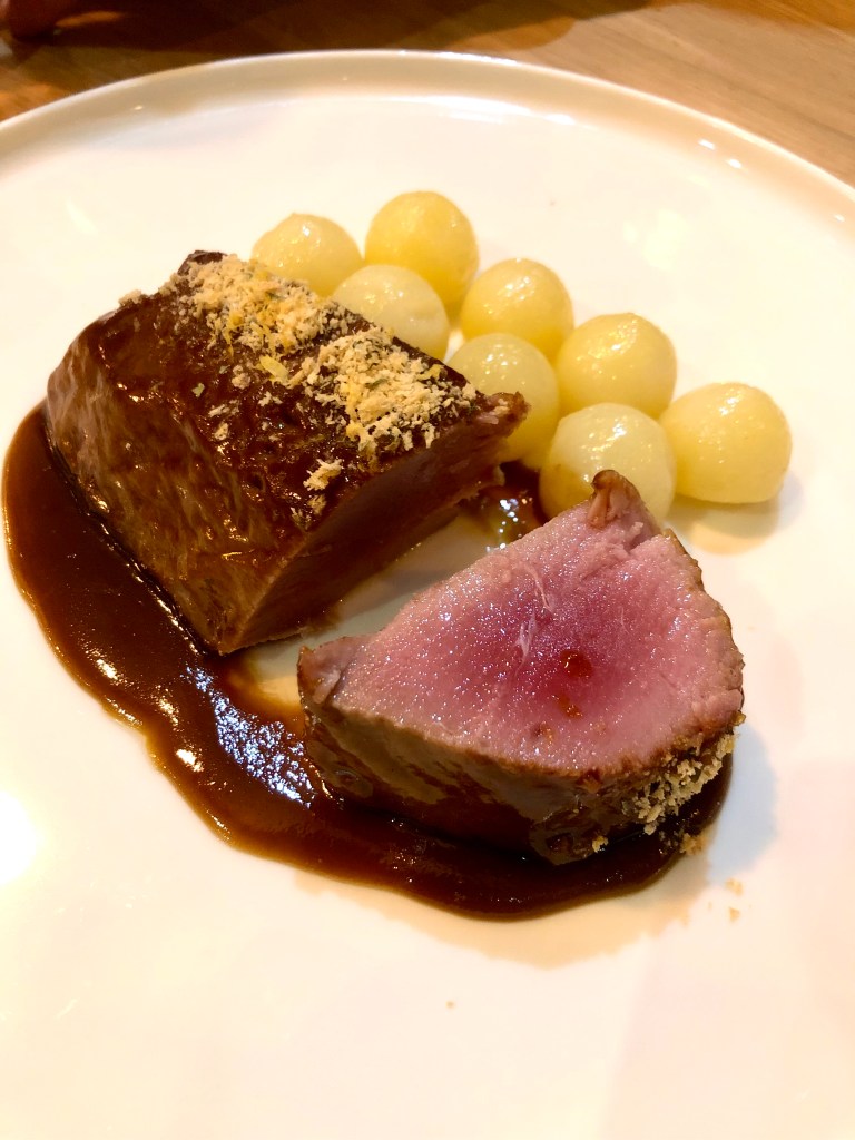 Atún rojo a la madrileña, salsa de sus espinas, costra de panko y limón, y patatas confitadas. Restaurante In-pulso