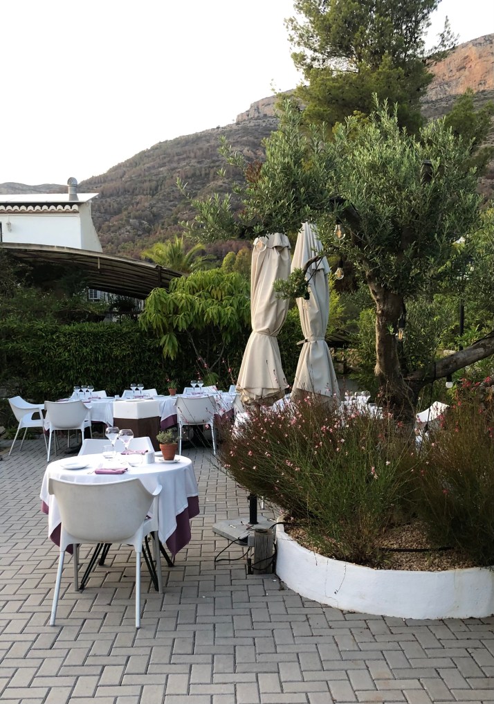 Terraza con mesas vestidas. Restaurante Le Gourmand