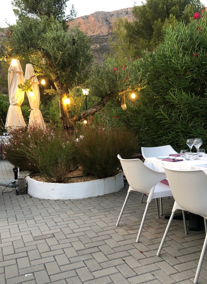 Terraza iluminada en el atardecer. Restaurante Le Gourmand