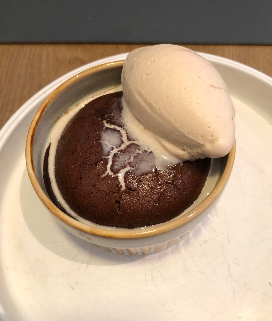 Coulant de chocolate, avellanas y helado de happy hippo 