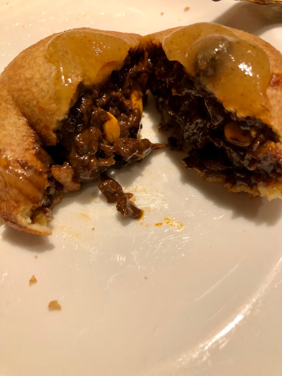 Buñuelo de morcilla con mermelada de pera, abierto. jugoso del restaurante Ferreteria