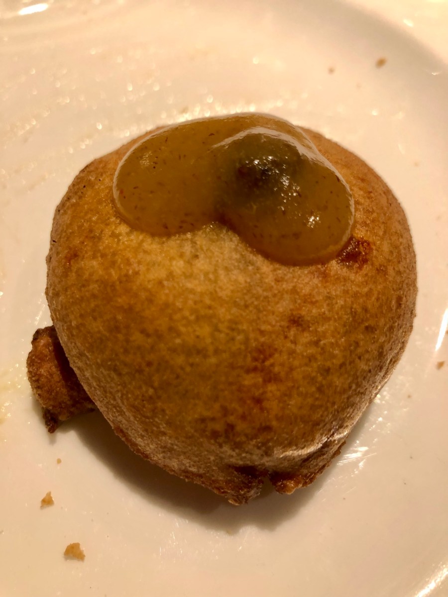 Buñuelo de morcilla con mermelada de pera