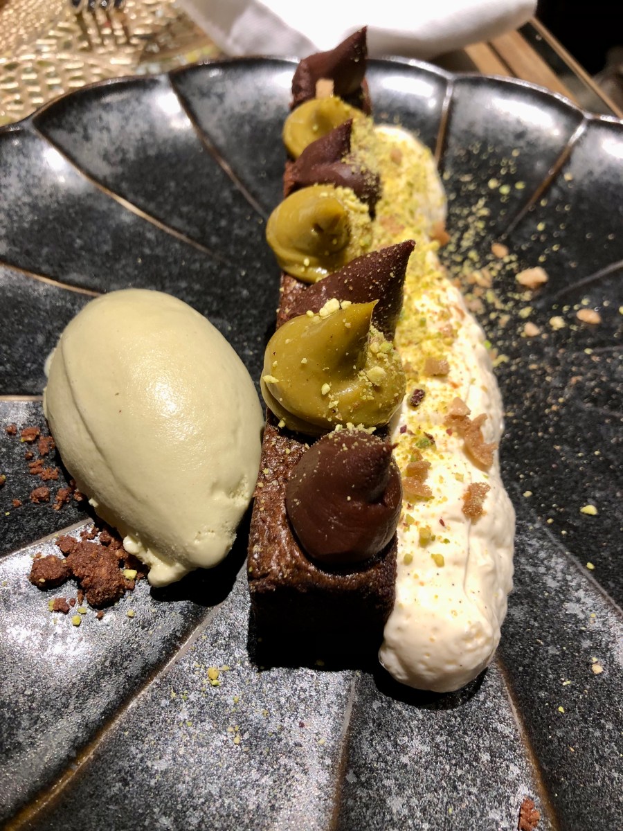 Tiramisú de chocolate y pistacho, bizcocho de cacao, merengue de cacao, praliné de pistacho, mousse de queso y amaretto, ganache de café y caramelo y helado de pistacho. Restaurante Ferreteria