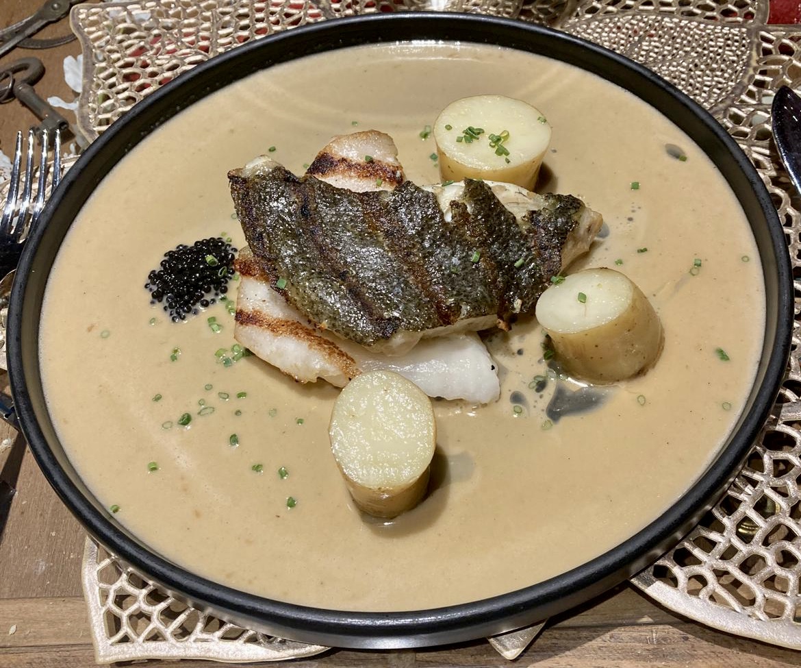 Rodaballo a la beurre blanc copn caviar y patatas confitadas Restaurante Ferreteria