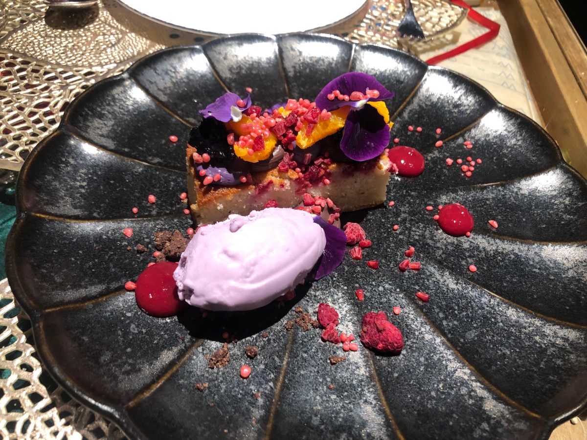 Madrid es violeta, crema de violeta y arándanos, mouse de chocolate negro, gel de frambuesa, bizcocho de frambuesa y helado de violeta. Restaurante Ferreteria