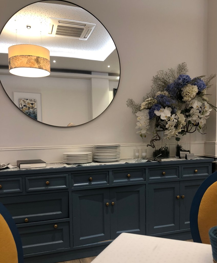 Aparador con espejo en salón interior-Marisquería Penalty-Talavera de la Reina