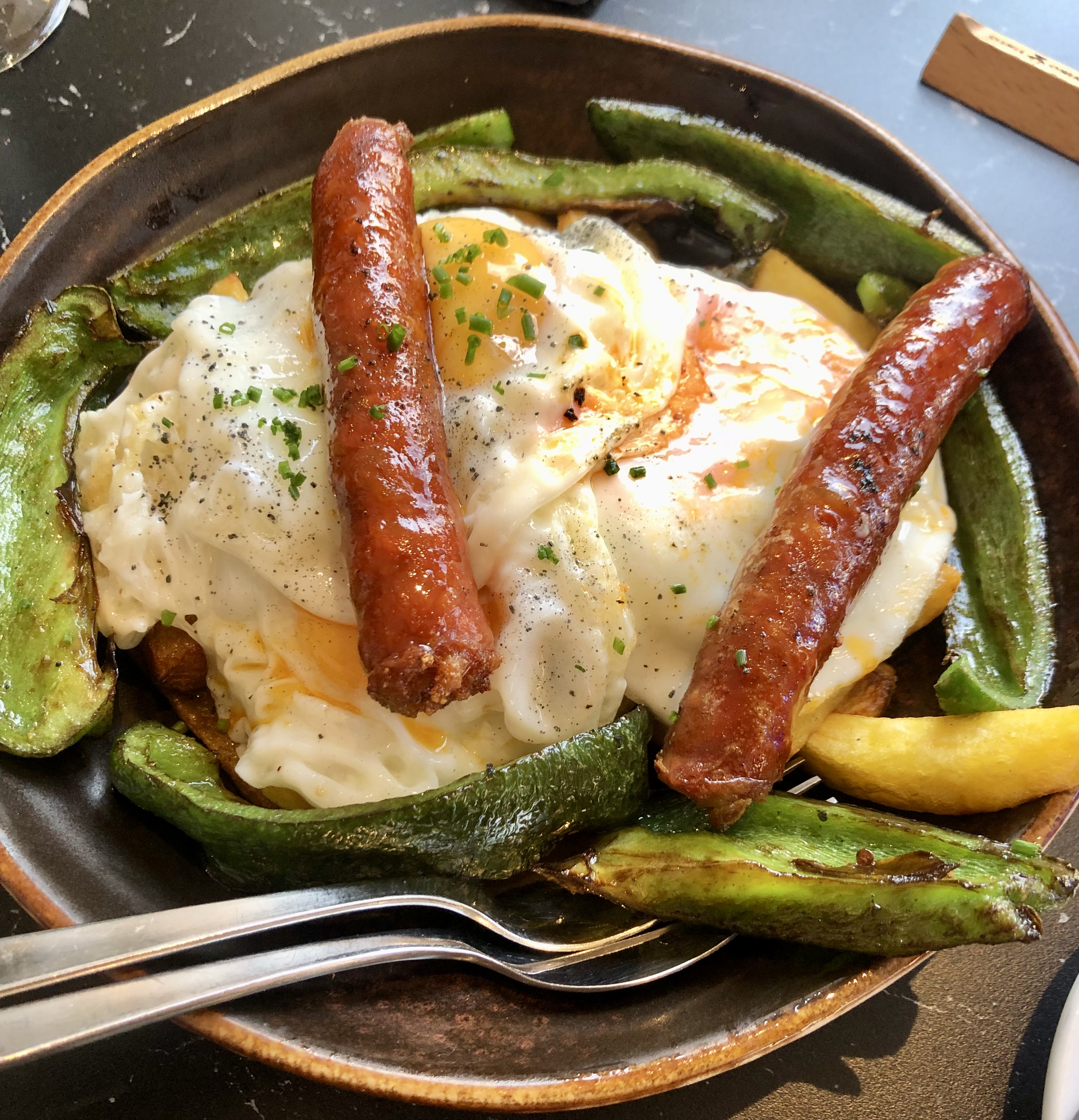 Huevos rotos con chistorra. Divino Tinto