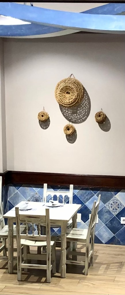 Mesa de sala exterior con ambiente marinero-Marisquería Penalty-Talavera de la Reina