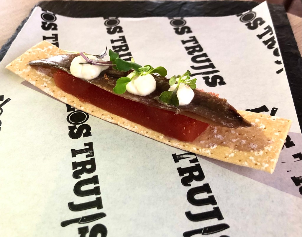 Anchoas López, pan crujiente, gelatina de tomate y mayonesa de piparras-Restaurante Los Trujis