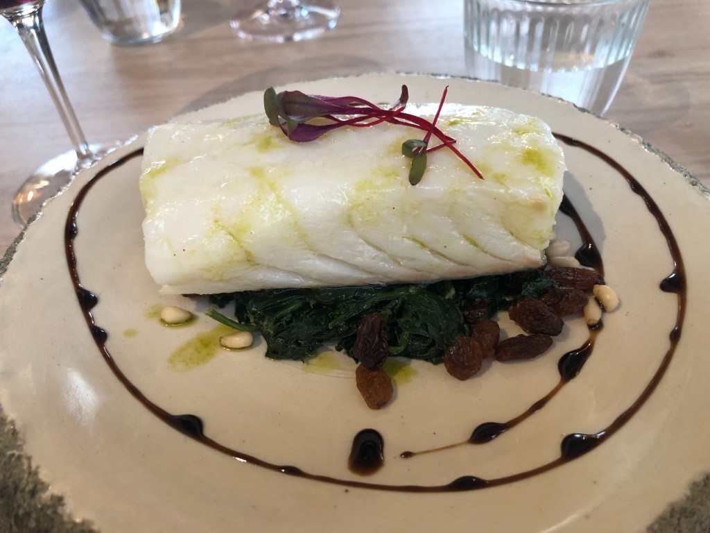 Bacalao confitado con espinacas, pasas y piñones-Restaurante Los Trujis