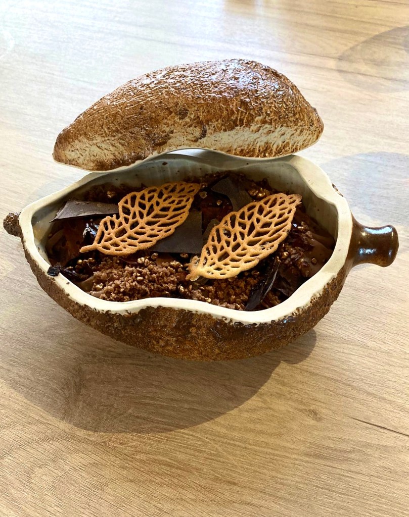 Cacao total, chocolate en diferentes texturas haba tonka y canela, abierto-Restaurante Los Trujis