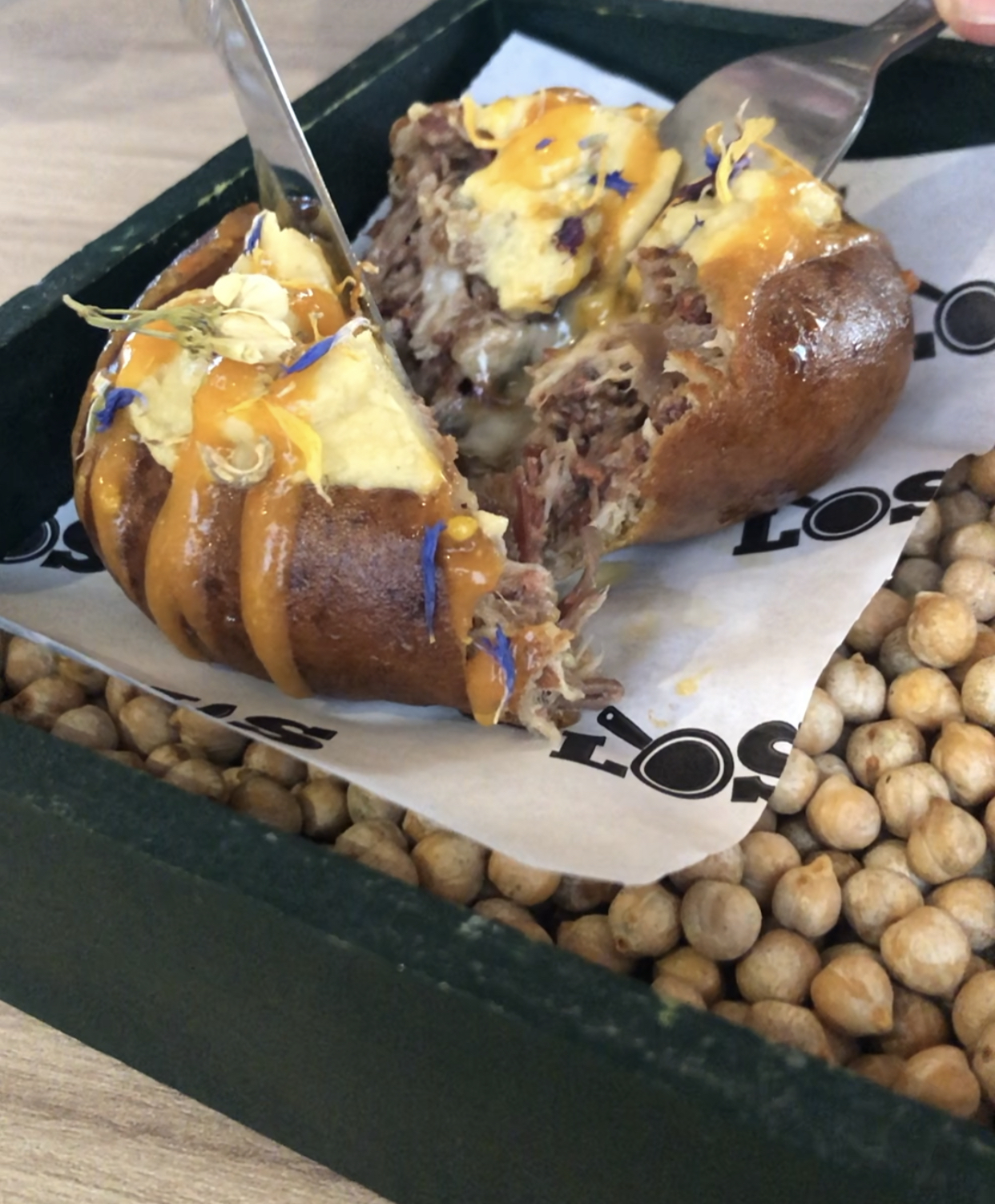 Donuts de cocido abierto con su relleno-Restaurante Los Trujis