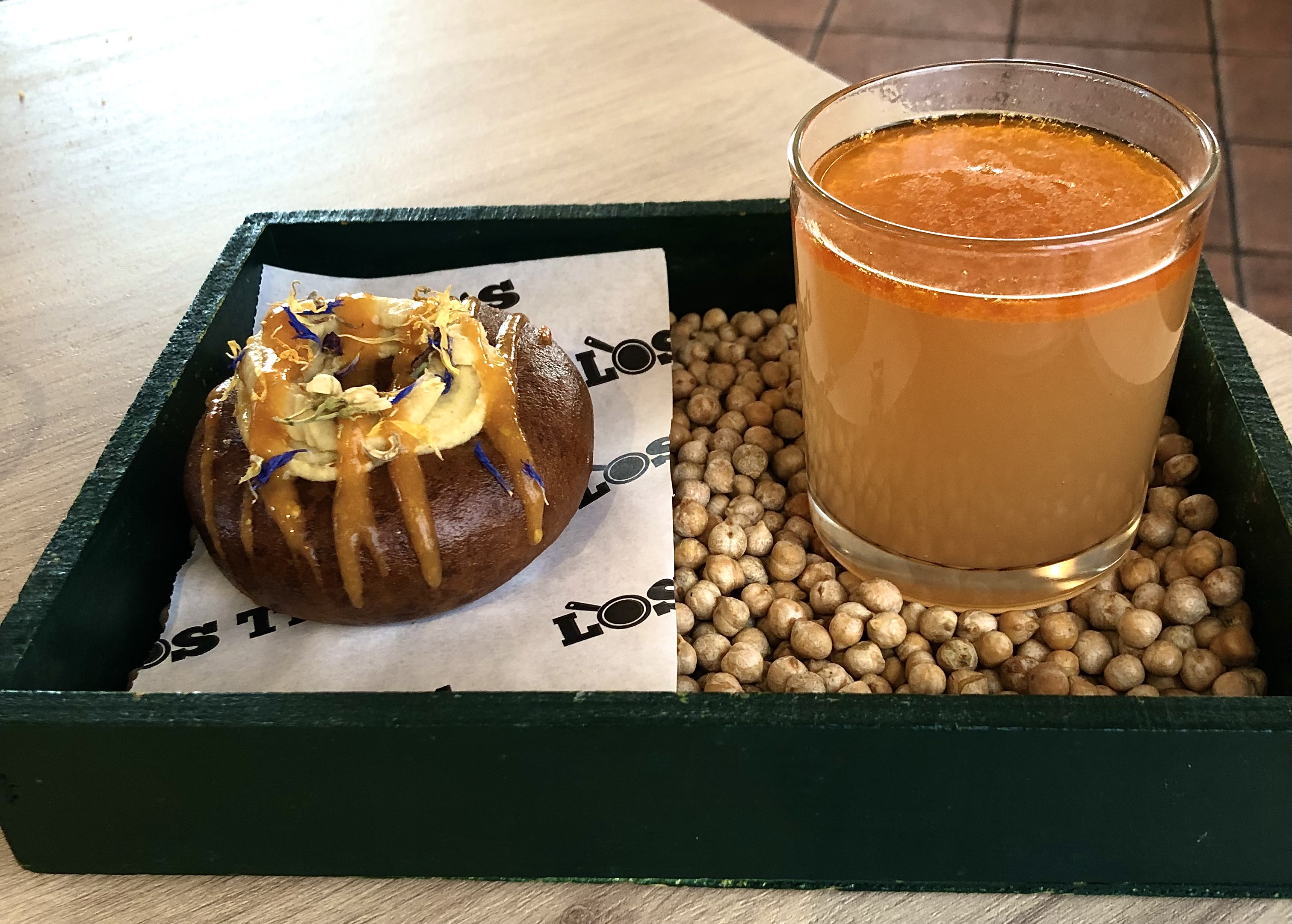 Donuts de cocido glaseado con hummus de sus garbanzos, su salsa picante y su caldito-Restaurante Los Trujis