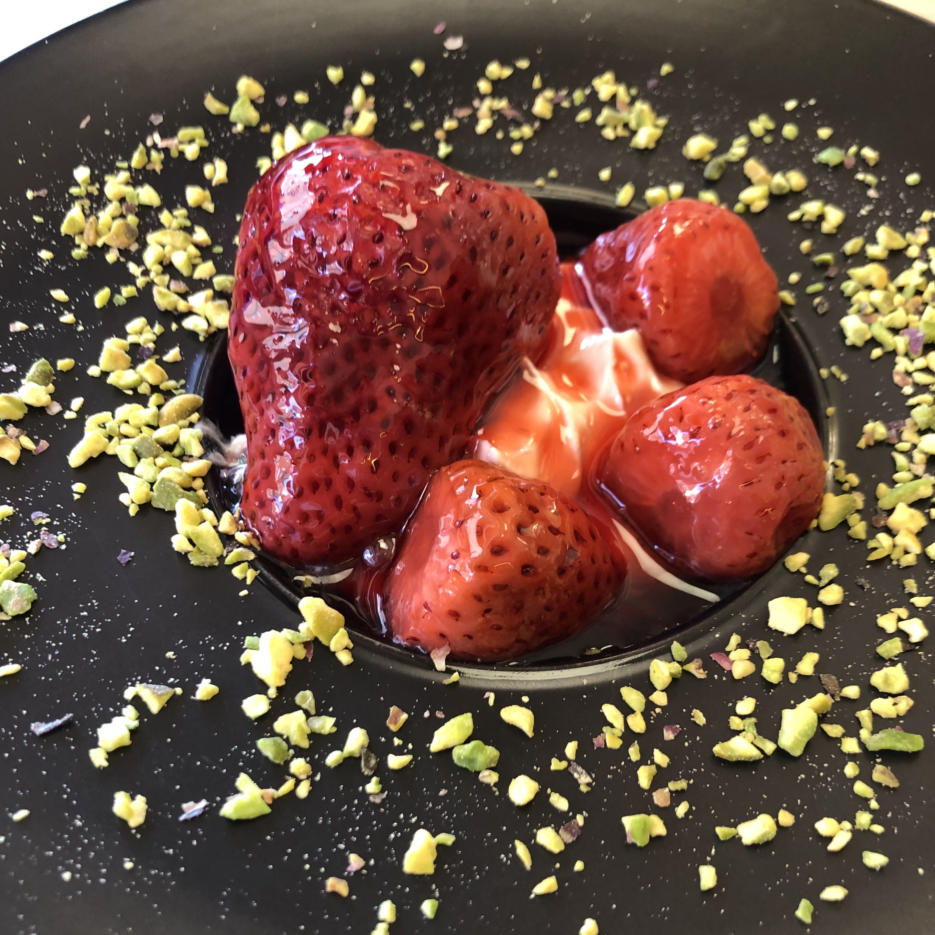Fresas escabechadas con yogurt griego de chocolate blanco y pistacho-Restaurante Los Trujis