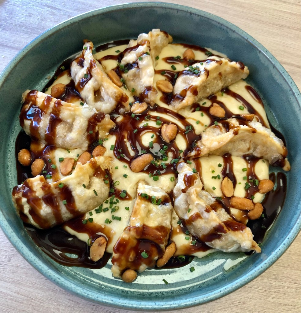 Gyozas de pato fritas con verduras, parmentier, hoisin y cacahuetes,-Restaurante Los Trujis