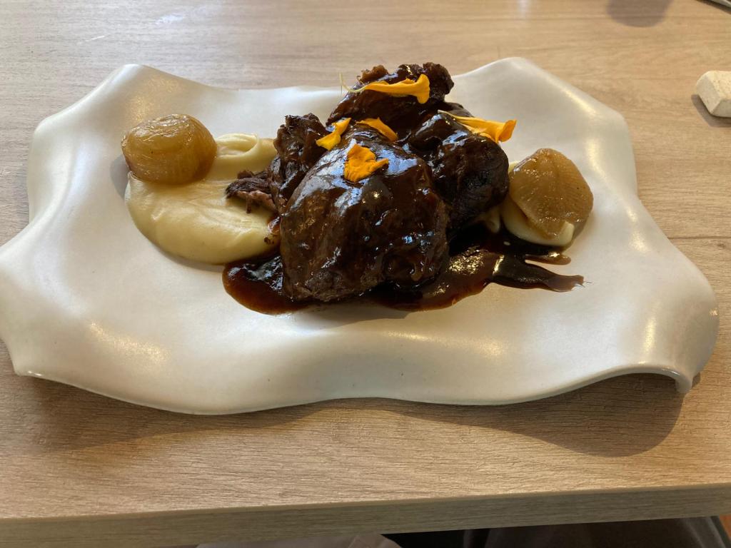 Lomo de ciervo, chirivía, peras al Jerez y pistacho-Restaurante Los Trujis