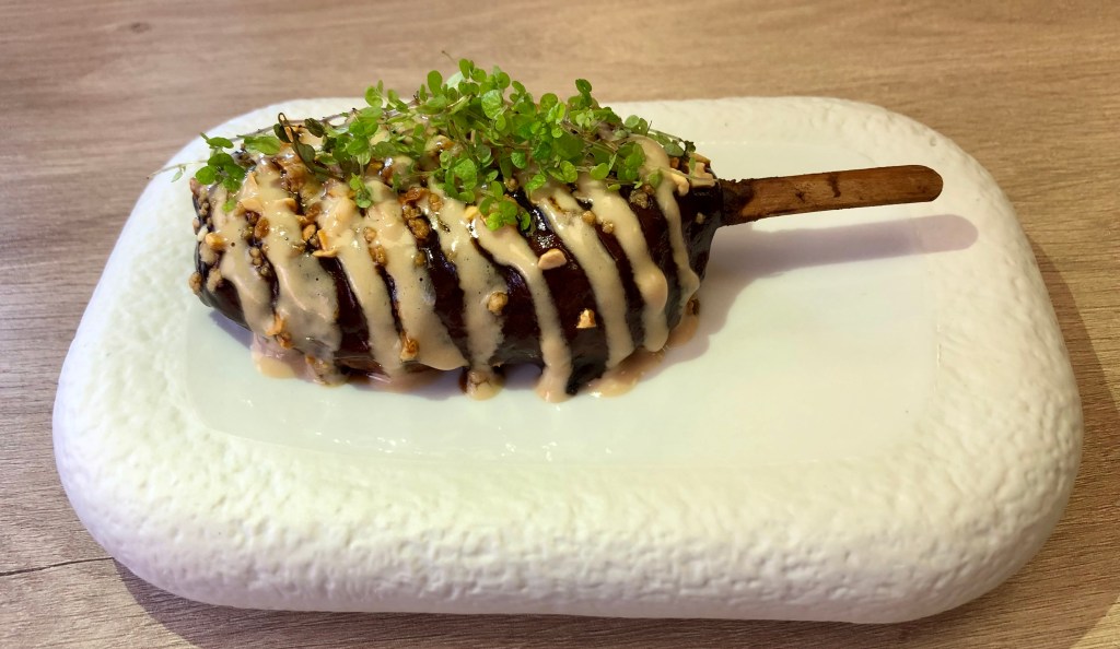 Magnum de carrilleras con salsa de foie, chocolate blanco, jengibre y almendras-Restaurante Los Trujis