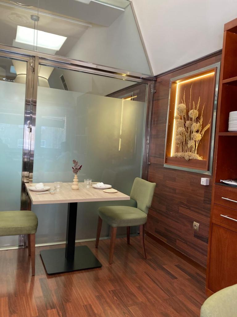 Mesa para dos en sala superior-Restaurante Los Trujis-Talavera de la Reina