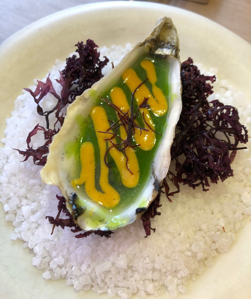 Ostra templada, curry de ají amarillo, mango verde y filamentos de chile-Restaurante los Trujis