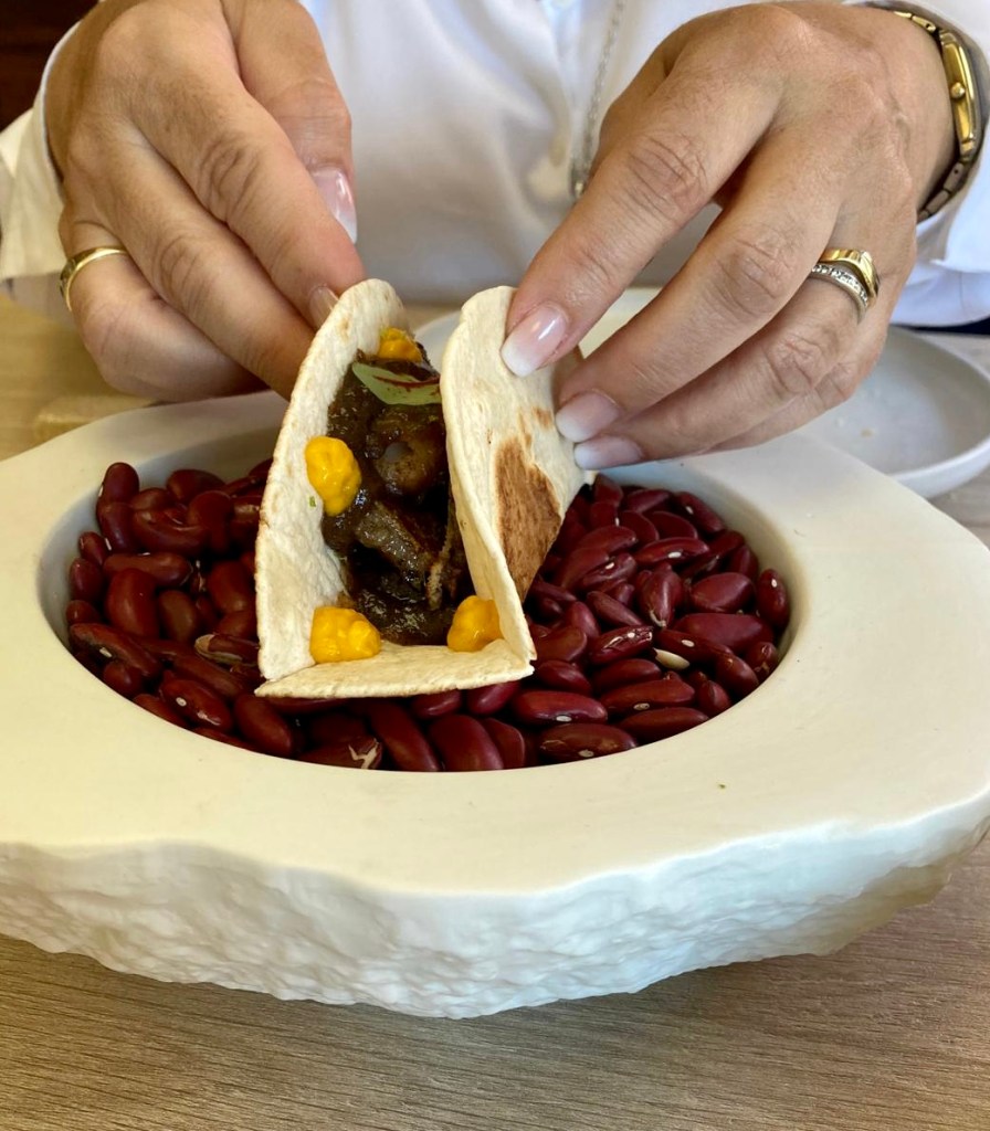 Taco de cigala a la brasa y terrina de manitas crujientes, zanahoria especiada y Lima