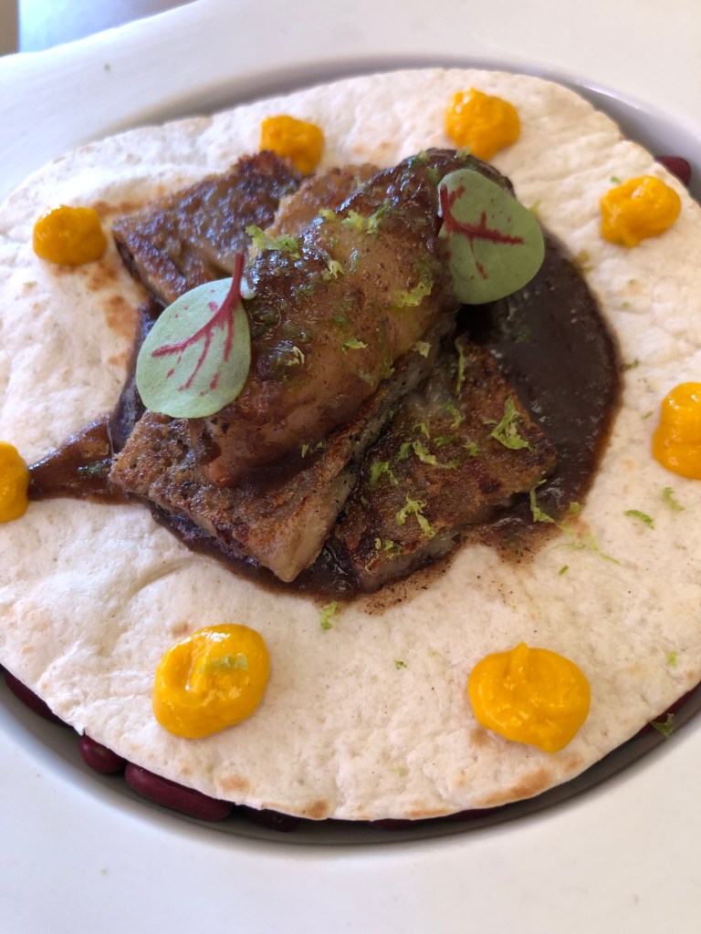 Taco de cigala a la brasa y terrina de manitas crujientes, zanahoria especiada y Lima,