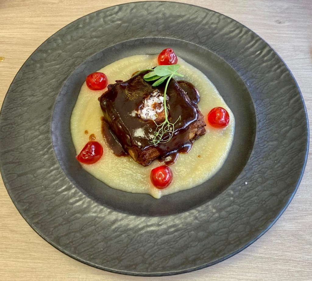 Taco de cochinillo deshuesado, puré de manzana, cerezas en almíbar y patatas fritas-Restaurante Los Trujis