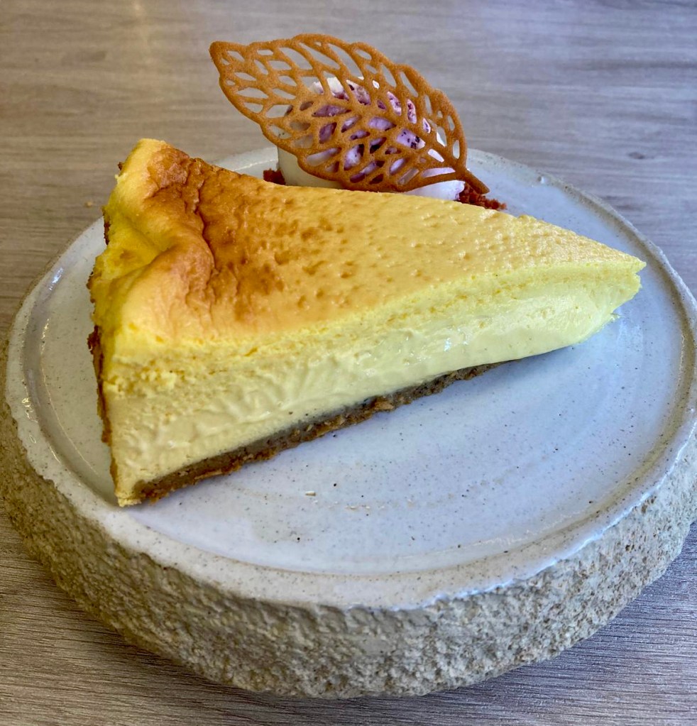 Tarta de queso manchego “D.O.P Quesos de Hualdo” con helado de yogurt y frutos rojos-Restaurante Los Trujis