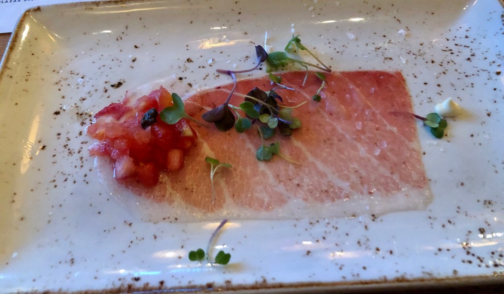 Carpaccio de ventresca, tartar de tomate y trufa. Restaurante Macarena-Ronqueo