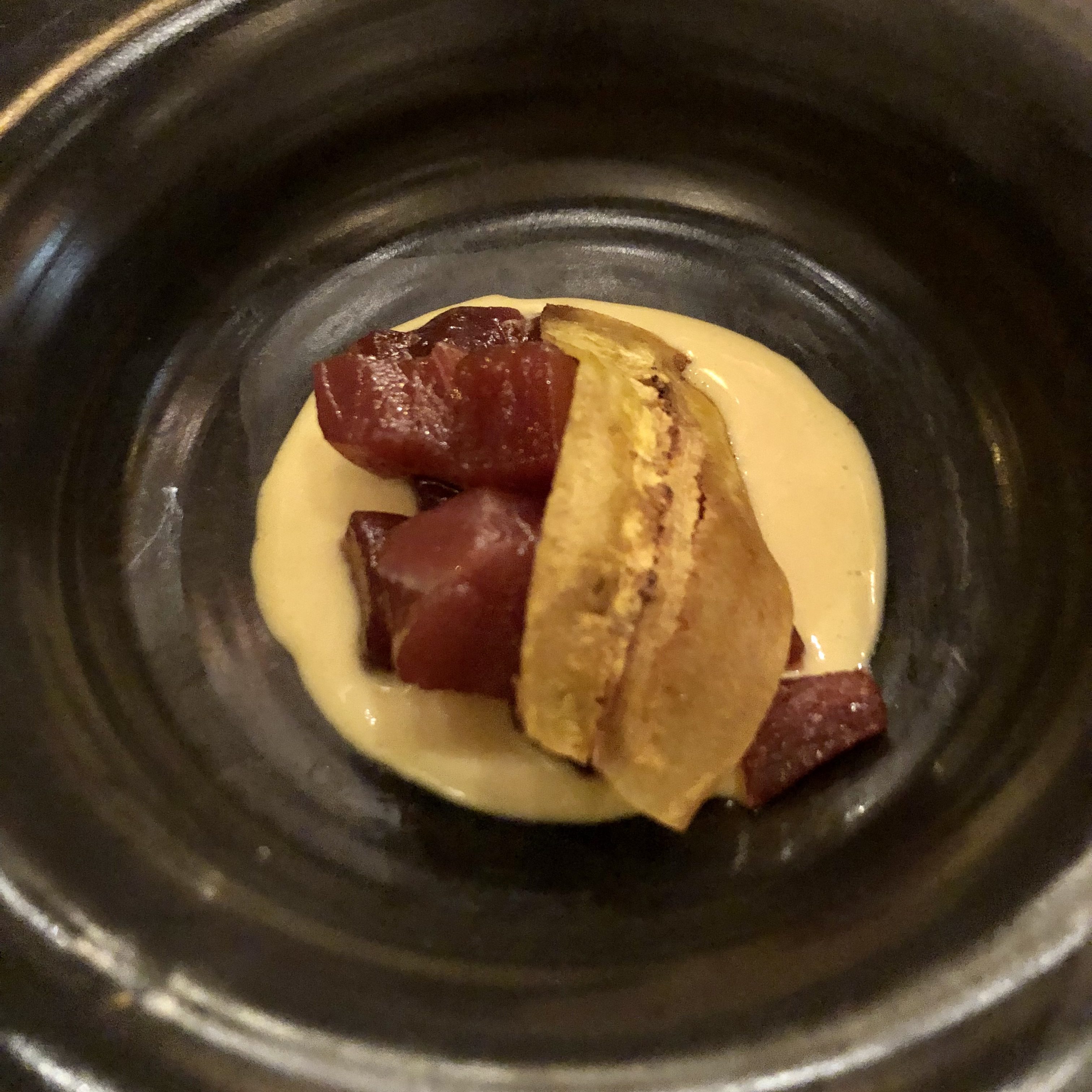 Dados de Tarantelo, salsa huancaína y crujiente de plátano macho. Restaurante Macarena-Ronqueo