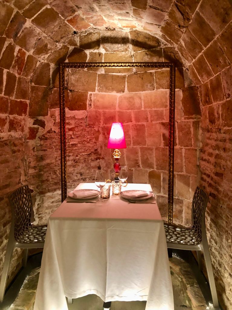 Mesa para dos. Bodega de los Secretos