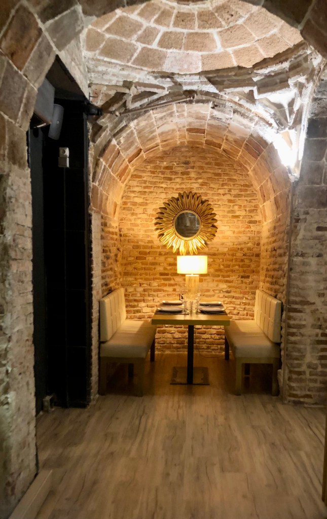 Mesa para cuatro. Bodega de los Secretos