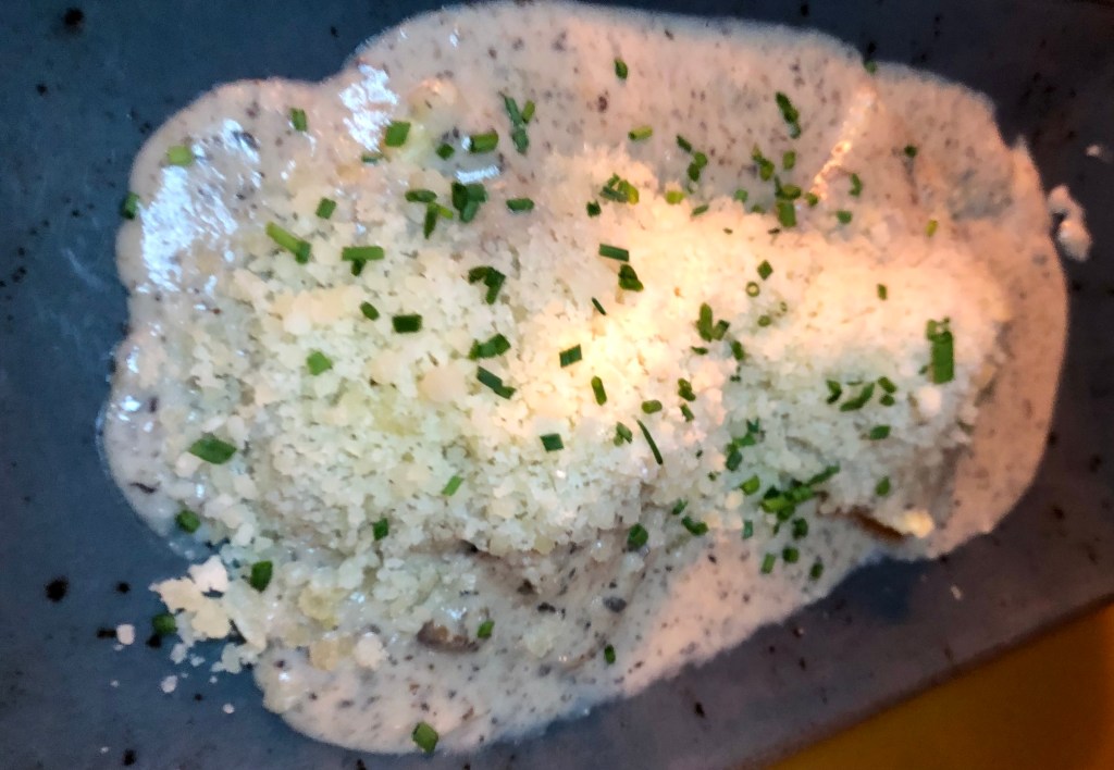 Raviolis de setas con salsa de queso y trompetas de la muerte. Bodega de los Secretos