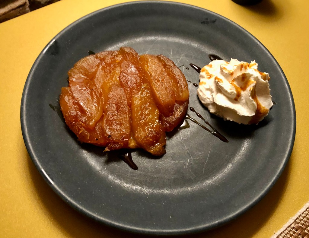 Tarta tatin de manzana caramelizada con nata de canela. Bodega de los Secretos
