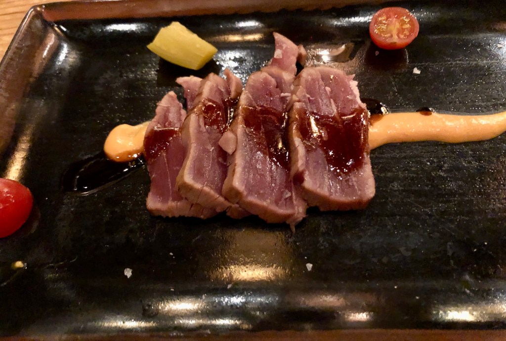 Tataki de lomo blanco ahumado al romero, umami y salmorejo. Restaurante Macarena.Ronqueo
