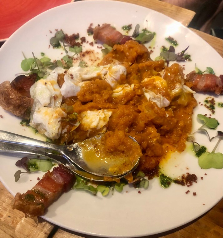 patatas-revolconas-picadillo-de-chistorra-huevo-de-corral-y-sus-torreznitos. Restaurante Vinos de Bellota