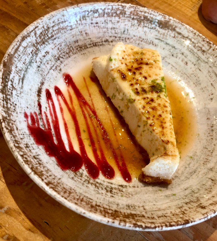 arta-de-queso-flambeada-con-ron-anejo-y-ralladura-de-lima.-restaurante-vinos-de-bellota.