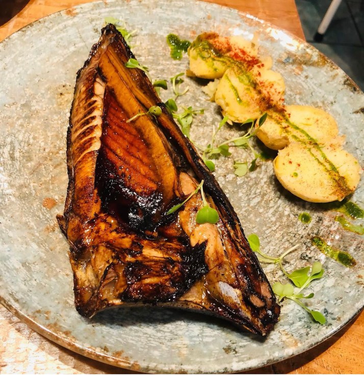 Ventresca de atún asada lacada con salsa teriyaki. Restaurante Vinos de Bellota