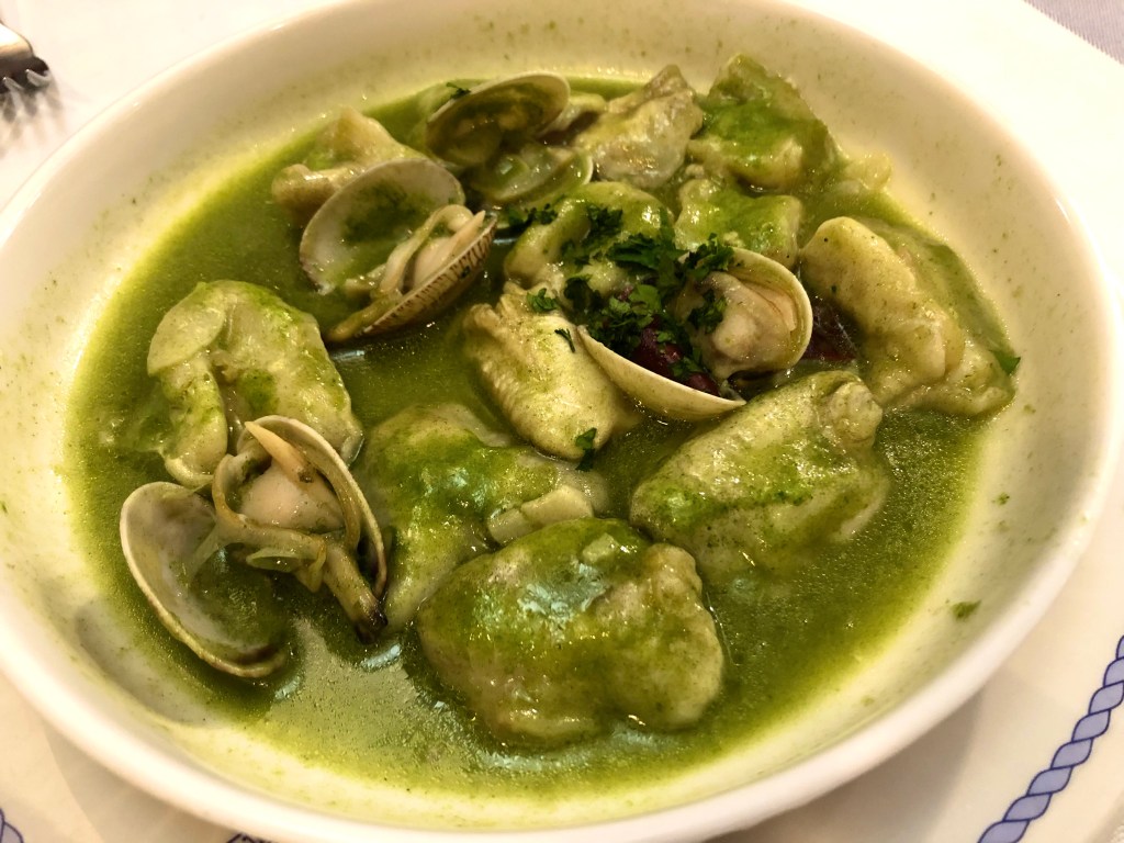 Cocochas con almejas. Restaurante El Estu