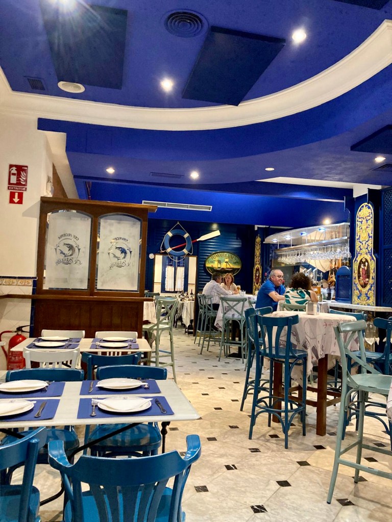 Mesas altas junto a la barra. Restaurante El Estu