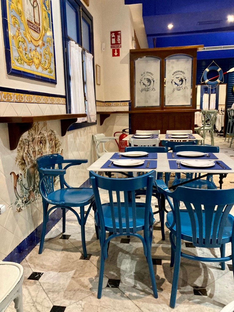 Mesas bajas de la sala primera. Restaurante El Estu